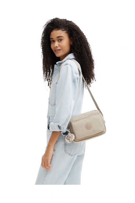 Kipling ABANU M Orta Boy Omuz Çantası 17x24x9 cm Sign Beige Emb